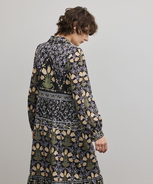 GRACE CONTINENTAL（グレースコンチネンタル）の「フラワーパターンプリントワンピース（ワンピース・レディース・ブラック/キナリ・34/36/38）」の19枚目の写真