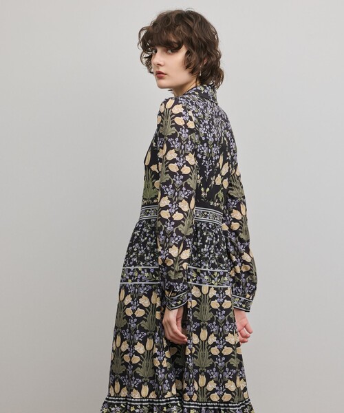 GRACE CONTINENTAL（グレースコンチネンタル）の「フラワーパターンプリントワンピース（ワンピース・レディース・ブラック/キナリ・34/36/38）」の20枚目の写真