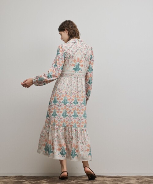 GRACE CONTINENTAL（グレースコンチネンタル）の「フラワーパターンプリントワンピース（ワンピース・レディース・ブラック/キナリ・34/36/38）」の3枚目の写真