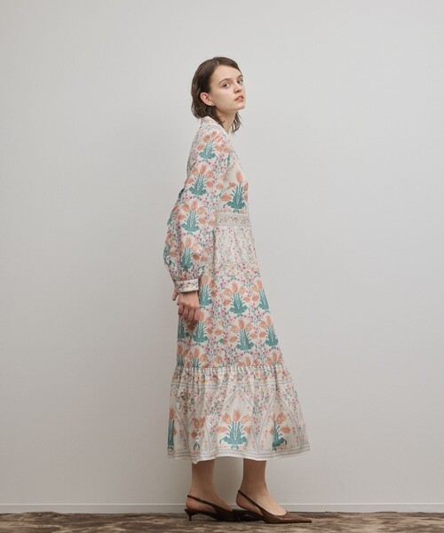 GRACE CONTINENTAL（グレースコンチネンタル）の「フラワーパターンプリントワンピース（ワンピース・レディース・ブラック/キナリ・34/36/38）」の4枚目の写真