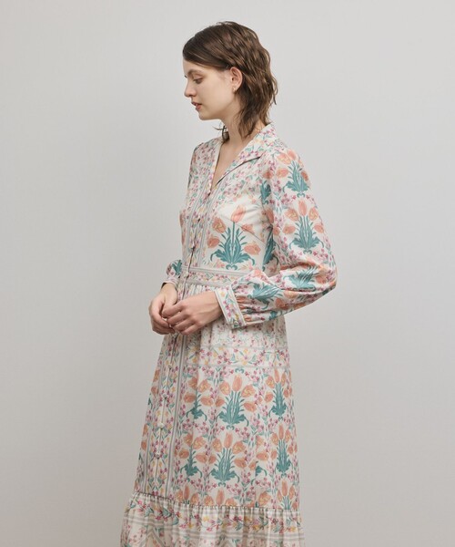 GRACE CONTINENTAL（グレースコンチネンタル）の「フラワーパターンプリントワンピース（ワンピース・レディース・ブラック/キナリ・34/36/38）」の5枚目の写真