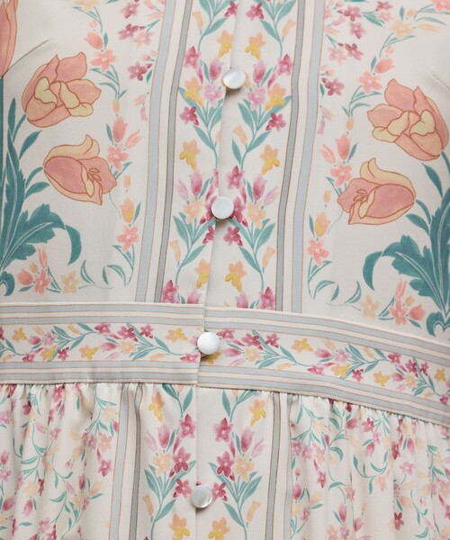 GRACE CONTINENTAL（グレースコンチネンタル）の「フラワーパターンプリントワンピース（ワンピース・レディース・ブラック/キナリ・34/36/38）」の9枚目の写真