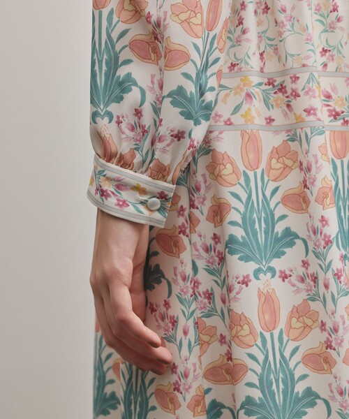 GRACE CONTINENTAL（グレースコンチネンタル）の「フラワーパターンプリントワンピース（ワンピース・レディース・ブラック/キナリ・34/36/38）」の10枚目の写真