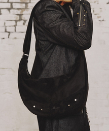 MILK WAVE（ミルクウェーブ）の「スエードピアスホボクロスバッグ[ブラック]（メッセンジャーバッグ）」