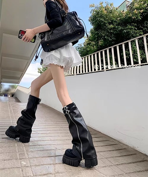gossip!ロサンゼルス(ゴシップロサンゼルス)の「Y2K{1足3役}コンバーチブル 超厚底×スリーブSETブーツ 2 ウェイパンツブーツ 取り外し可能レッグカバー付き ショートマーチンブーツ(ブーツ・レディース・ブラック/ホワイト・38/37/36)」の21枚目の写真