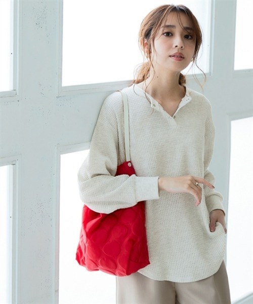 nissen（ニッセン）の「ワッフル素材ヘンリーネックゆるシルエットプルオーバー（UVカット）＜大きいサイズ有＞（Tシャツ/カットソー・レディース・ベージュ/オートミール/セージグリーン/ブラック/チャコールグレー・LL/L/M/S/3L）」の4枚目の写真