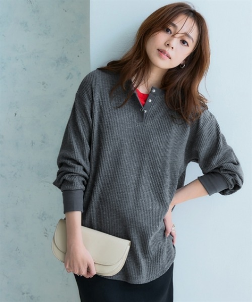 nissen（ニッセン）の「ワッフル素材ヘンリーネックゆるシルエットプルオーバー（UVカット）＜大きいサイズ有＞（Tシャツ/カットソー・レディース・ベージュ/オートミール/セージグリーン/ブラック/チャコールグレー・LL/L/M/S/3L）」の2枚目の写真
