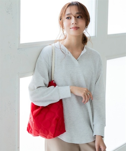 nissen（ニッセン）の「ワッフル素材ヘンリーネックゆるシルエットプルオーバー（UVカット）＜大きいサイズ有＞（Tシャツ/カットソー・レディース・ベージュ/オートミール/セージグリーン/ブラック/チャコールグレー・LL/L/M/S/3L）」の6枚目の写真