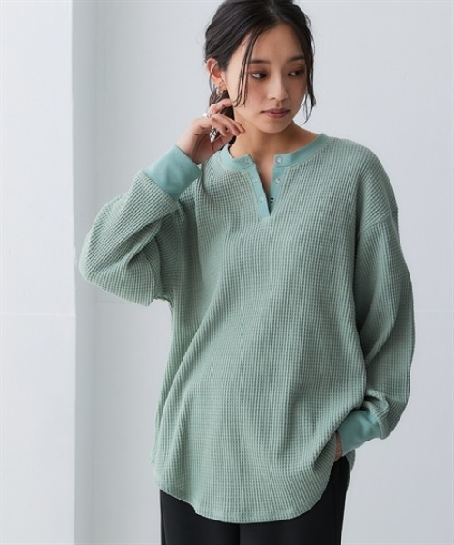 nissen（ニッセン）の「ワッフル素材ヘンリーネックゆるシルエットプルオーバー（UVカット）＜大きいサイズ有＞（Tシャツ/カットソー・レディース・ベージュ/オートミール/セージグリーン/ブラック/チャコールグレー・LL/L/M/S/3L）」の11枚目の写真