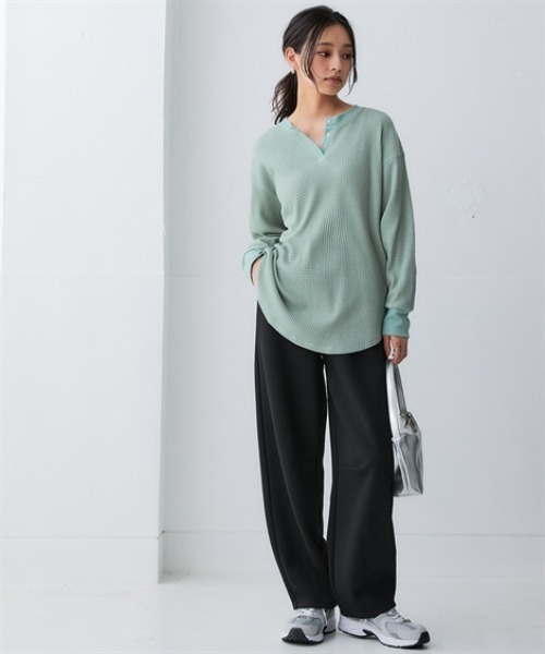 nissen（ニッセン）の「ワッフル素材ヘンリーネックゆるシルエットプルオーバー（UVカット）＜大きいサイズ有＞（Tシャツ/カットソー・レディース・ベージュ/オートミール/セージグリーン/ブラック/チャコールグレー・LL/L/M/S/3L）」の12枚目の写真