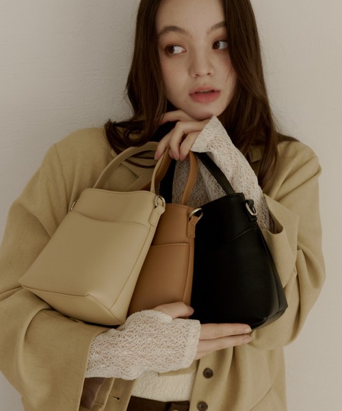 OLUN（オルン）の「nuance shoulder bag/ニュアンスショルダーバッグ（ショルダーバッグ・レディース・ブラック/ベージュ/キャメル・FREE）」の6枚目の写真