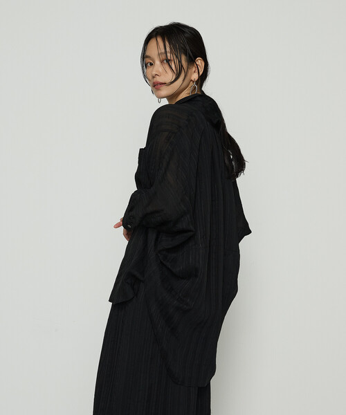 Gabardine K.T(ギャバジンケーティー)の「ジャカードボーダー 身幅たっぷりシャツ(シャツ/ブラウス・レディース・ブラック・9号)」の5枚目の写真