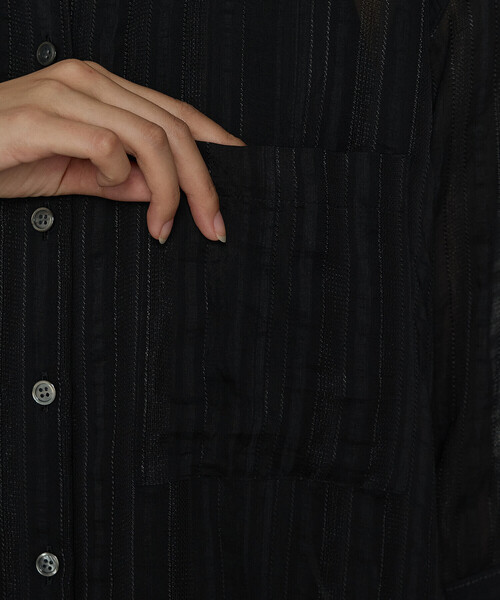 Gabardine K.T(ギャバジンケーティー)の「ジャカードボーダー 身幅たっぷりシャツ(シャツ/ブラウス・レディース・ブラック・9号)」の10枚目の写真
