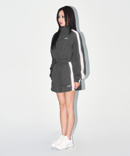 BORN TO WIN（ボーントゥウィン）の「REFLECTIVE LINE CROP WIND BREAKER [CHARCOAL]（ジャージ・レディース・その他・2/1）」の4枚目の写真