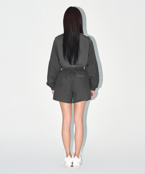 BORN TO WIN（ボーントゥウィン）の「REFLECTIVE LINE CROP WIND BREAKER [CHARCOAL]（ジャージ・レディース・その他・2/1）」の5枚目の写真