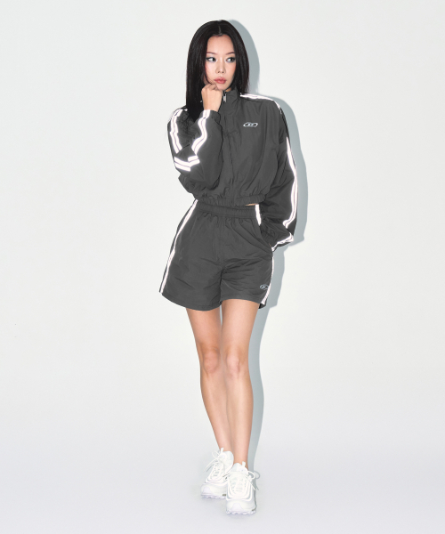 BORN TO WIN（ボーントゥウィン）の「REFLECTIVE LINE CROP WIND BREAKER [CHARCOAL]（ジャージ・レディース・その他・2/1）」の6枚目の写真