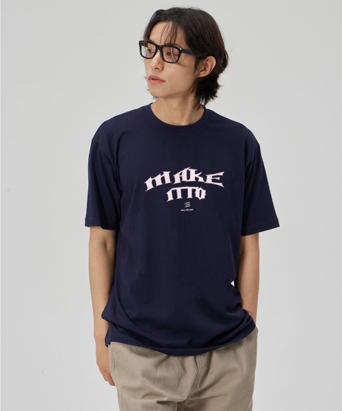 MAKEITTO（メイキット）の「[BLACK LETTER]CREW NECK TEE_NAVY（Tシャツ/カットソー・メンズ・その他・L/M/XL/XXL）」の2枚目の写真