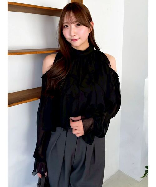 dazzlin（ダズリン）の「オープンショルダーバルーントップス（シャツ/ブラウス・レディース・アイボリー/ピンク/グレー/ブラック・FREE）」の2枚目の写真