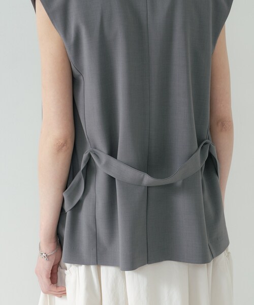 GALLEST（ギャレスト）の「Comfy SET UP｜ベルテッドジレ【セットアップ対応／通勤／カセット服】（ベスト・レディース・ブラック/ダークグレー/キャメル/ライトブルー・40/38/36）」の16枚目の写真