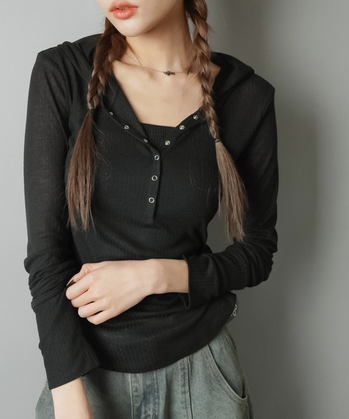 SPINNS(スピンズ)の「最強シルエット☆フード付きヘンリーネックフィットトップス(Tシャツ/カットソー・レディース・ホワイト/ブラック/杢グレー・ONESIZE)」の2枚目の写真