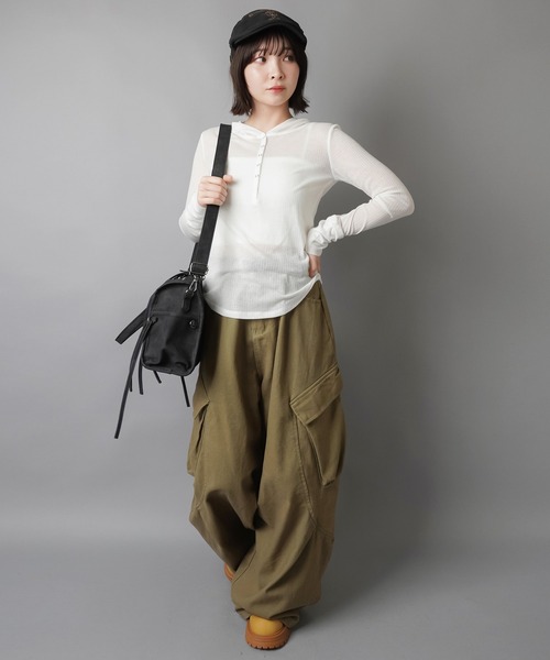 SPINNS(スピンズ)の「最強シルエット☆フード付きヘンリーネックフィットトップス(Tシャツ/カットソー・レディース・ホワイト/ブラック/杢グレー・ONESIZE)」の15枚目の写真