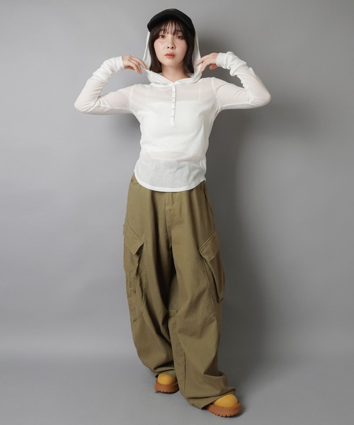 SPINNS(スピンズ)の「最強シルエット☆フード付きヘンリーネックフィットトップス(Tシャツ/カットソー・レディース・ホワイト/ブラック/杢グレー・ONESIZE)」の16枚目の写真