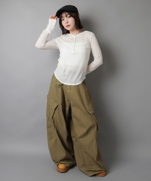 SPINNS(スピンズ)の「最強シルエット☆フード付きヘンリーネックフィットトップス(Tシャツ/カットソー・レディース・ホワイト/ブラック/杢グレー・ONESIZE)」の17枚目の写真