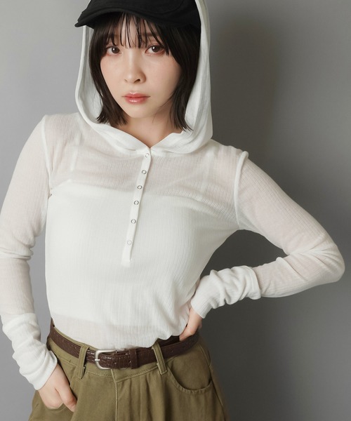 SPINNS(スピンズ)の「最強シルエット☆フード付きヘンリーネックフィットトップス(Tシャツ/カットソー・レディース・ホワイト/ブラック/杢グレー・ONESIZE)」の10枚目の写真