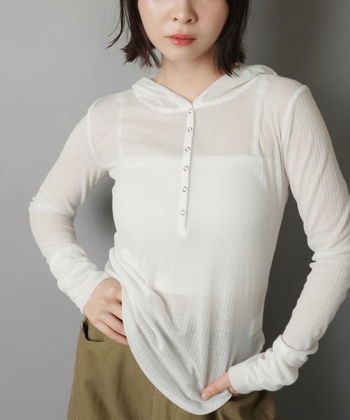 SPINNS(スピンズ)の「最強シルエット☆フード付きヘンリーネックフィットトップス(Tシャツ/カットソー・レディース・ホワイト/ブラック/杢グレー・ONESIZE)」の11枚目の写真