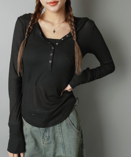 SPINNS(スピンズ)の「最強シルエット☆フード付きヘンリーネックフィットトップス(Tシャツ/カットソー・レディース・ホワイト/ブラック/杢グレー・ONESIZE)」の5枚目の写真