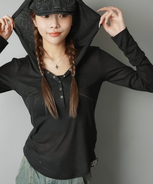 SPINNS(スピンズ)の「最強シルエット☆フード付きヘンリーネックフィットトップス(Tシャツ/カットソー・レディース・ホワイト/ブラック/杢グレー・ONESIZE)」の6枚目の写真