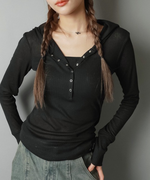 SPINNS(スピンズ)の「最強シルエット☆フード付きヘンリーネックフィットトップス(Tシャツ/カットソー・レディース・ホワイト/ブラック/杢グレー・ONESIZE)」の4枚目の写真