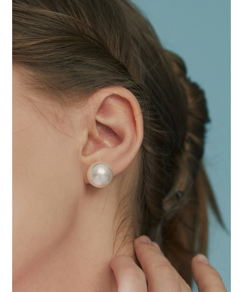 HEI（ヘイ）の「pumpkin pearl earring (14mm/16mm)（ピアス（両耳用）・レディース・その他・14/16）」の2枚目の写真