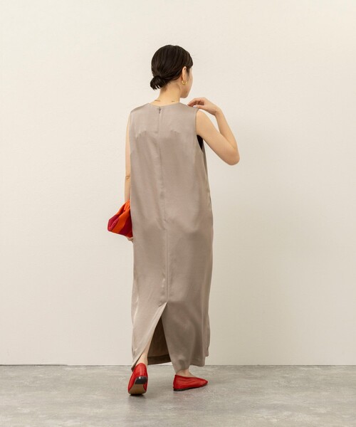 MAQWEL（マクウェル）の「【MAQWEL/マクウェル】ウォッシャブルサテンワンピース（ワンピース・レディース・ベージュ/ブラック・FREE）」の3枚目の写真
