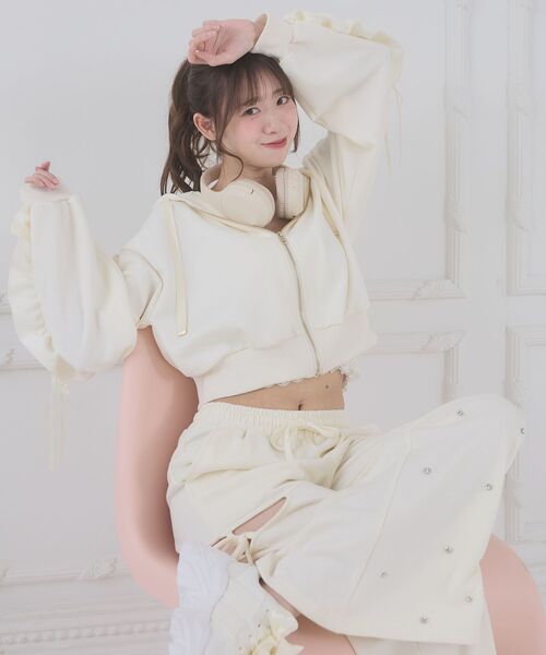 MAJESTIC LEGON（マジェスティックレゴン）の「袖フリルクロップドパーカー（パーカー・レディース・アイボリー/グレー/ピンクベージュ・MEDIUM）」の6枚目の写真