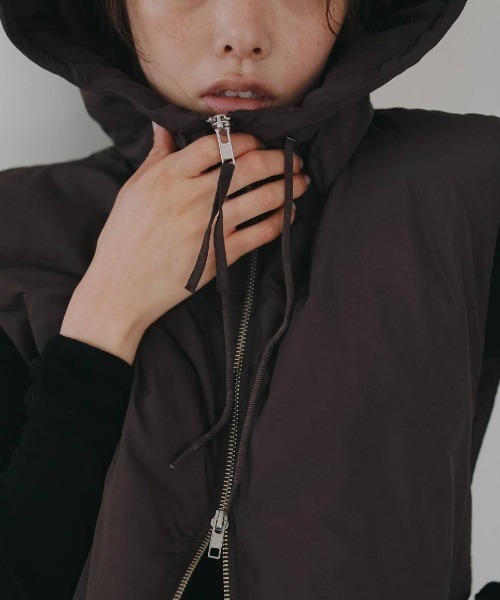anuke(アンヌーク)の「anuke Hooded Down Vest フードダウンベスト/62620101(ダウンベスト・レディース・アイボリー/ブラウン・ONE SIZE)」の9枚目の写真