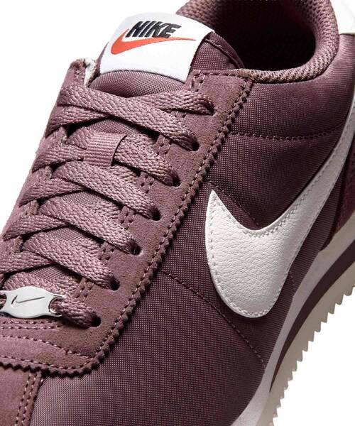 NIKE(ナイキ)の「ナイキ コルテッツ テキスタイル ウィメンズシューズ / Nike Cortez Textile Women's Shoes DZ2795-502 Tattoo(スニーカー・レディース・パープル系その他2・23/23.5/24/25/22.5/24.5/25.5/26/22)」の2枚目の写真