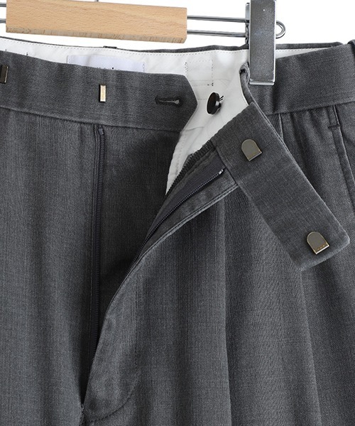 marka（マーカ）の「marka / マーカ：TWO TUCK BUGGY TROUSERS -WASHABLE 2/72 WOOL GABARDINE PIGMENT PRINT-：M26A03PT01C[COR]（その他パンツ・メンズ・チャコールグレー・1(S)/2(M)）」の7枚目の写真