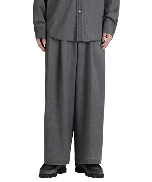 marka（マーカ）の「marka / マーカ：TWO TUCK BUGGY TROUSERS -WASHABLE 2/72 WOOL GABARDINE PIGMENT PRINT-：M26A03PT01C[COR]（その他パンツ・メンズ・チャコールグレー・1(S)/2(M)）」の2枚目の写真