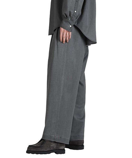 marka（マーカ）の「marka / マーカ：TWO TUCK BUGGY TROUSERS -WASHABLE 2/72 WOOL GABARDINE PIGMENT PRINT-：M26A03PT01C[COR]（その他パンツ・メンズ・チャコールグレー・1(S)/2(M)）」の3枚目の写真