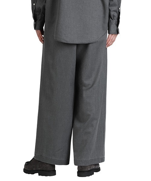 marka（マーカ）の「marka / マーカ：TWO TUCK BUGGY TROUSERS -WASHABLE 2/72 WOOL GABARDINE PIGMENT PRINT-：M26A03PT01C[COR]（その他パンツ・メンズ・チャコールグレー・1(S)/2(M)）」の4枚目の写真