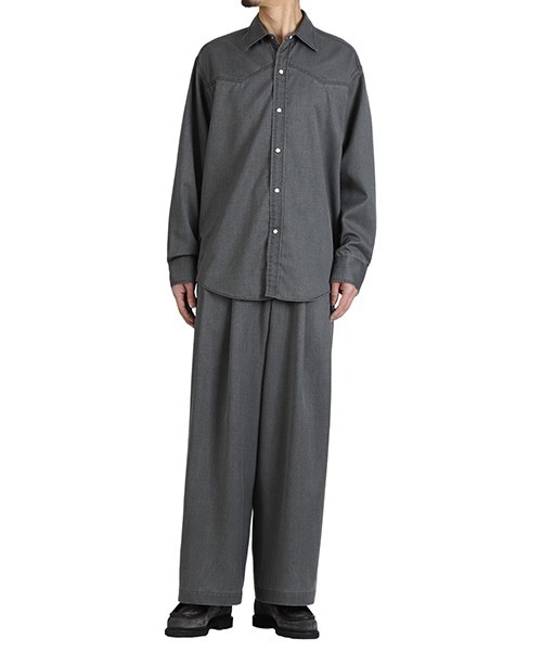marka（マーカ）の「marka / マーカ：TWO TUCK BUGGY TROUSERS -WASHABLE 2/72 WOOL GABARDINE PIGMENT PRINT-：M26A03PT01C[COR]（その他パンツ・メンズ・チャコールグレー・1(S)/2(M)）」の5枚目の写真