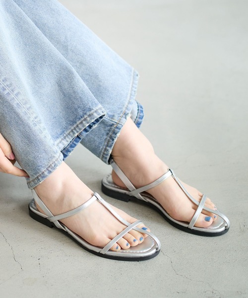 BAYFLOW(ベイフロー)の「ストラップフラットサンダル(サンダル・レディース・シルバー/ブラック・LARGE/MEDIUM)」の2枚目の写真