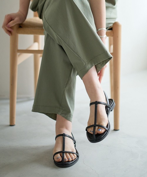 BAYFLOW(ベイフロー)の「ストラップフラットサンダル(サンダル・レディース・シルバー/ブラック・LARGE/MEDIUM)」の1枚目の写真