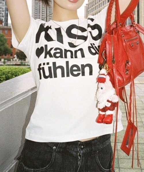Vipoa(ヴィポア)の「KISS LOGOグラフィックTシャツ(Tシャツ/カットソー・レディース・ブルー/ホワイト・FREE)」の2枚目の写真