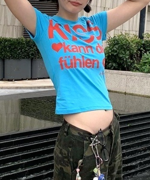 Vipoa(ヴィポア)の「KISS LOGOグラフィックTシャツ(Tシャツ/カットソー・レディース・ブルー/ホワイト・FREE)」の4枚目の写真