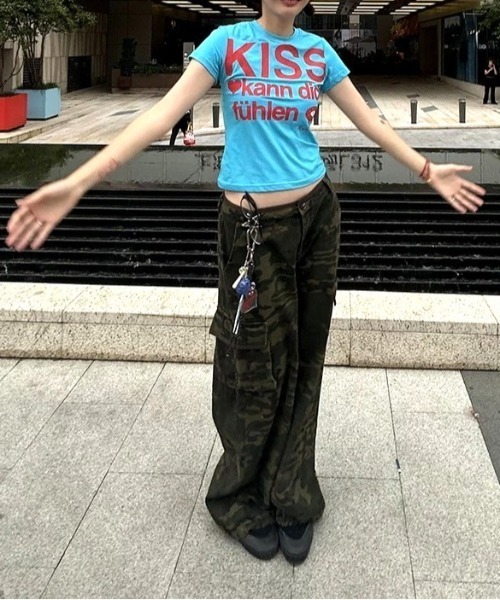Vipoa(ヴィポア)の「KISS LOGOグラフィックTシャツ(Tシャツ/カットソー・レディース・ブルー/ホワイト・FREE)」の5枚目の写真