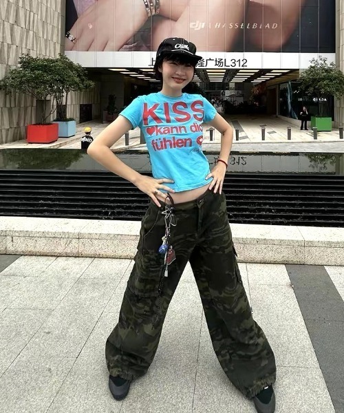 Vipoa(ヴィポア)の「KISS LOGOグラフィックTシャツ(Tシャツ/カットソー・レディース・ブルー/ホワイト・FREE)」の6枚目の写真