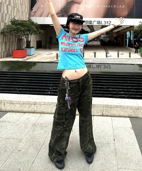 Vipoa(ヴィポア)の「KISS LOGOグラフィックTシャツ(Tシャツ/カットソー・レディース・ブルー/ホワイト・FREE)」の7枚目の写真