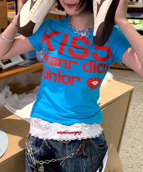 Vipoa(ヴィポア)の「KISS LOGOグラフィックTシャツ(Tシャツ/カットソー・レディース・ブルー/ホワイト・FREE)」の15枚目の写真